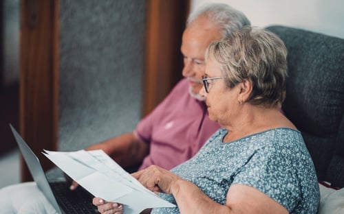 Customers_looking_at_a_bill_bristol